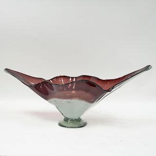Centro de mesa. Siglo XX. Elaborado en vidrio soplado, color vino. Diseño de góndola.