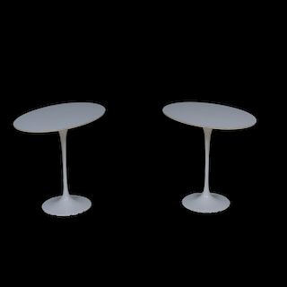 Eero Saarinen para Knoll Internacional. Años 70. Par de mesas laterales "Tulip". Estructuras de matel esmaltado color blanco. Piezas: 2