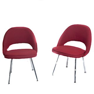 Eero Saarinen para Knoll Internacional. Años 60. Par de sillas ejecutivas. Estructuras de metal cromado. Respaldos color guinda. 2 pz.
