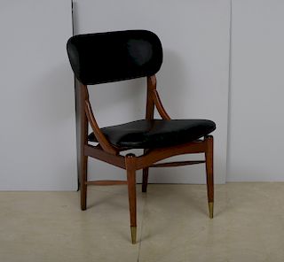 Michael Van Beuren. Años 50-60. Estructura de madera de caoba. Con respaldo y asiento en piel color negro.