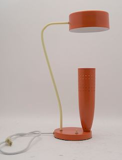 Lámpara de escritorio. Años 60. Estructura de metal color naranja y detalles en color beige. Para una luz.