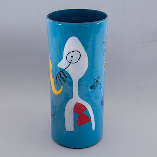 Jarrón. Siglo XX. Elaborado en cerámica policromada color azul. Decorado con motivos abstractos. Firmado y fechado.