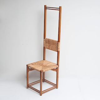 Silla. Siglo XX. Elaborada en madera tallada, acabado natural. Con respaldo alto y asiento de mimbre trenzado. Incluye dos cojines.