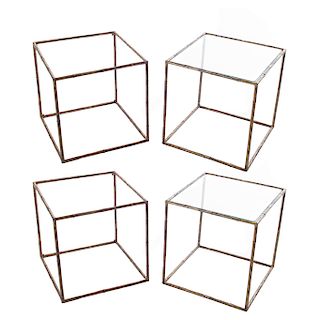 Juego de mesas laterales. Años 70. En metal dorado. Diseños modulares a manera de cubos. Con cubiertas cuadrangulares. Piezas: 4