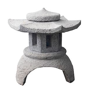 Linterna para jardín (corta). México, siglo XX. Diseño a manera de pagoda japonesa. Talla en cantera gris. A 4 cuerpos.