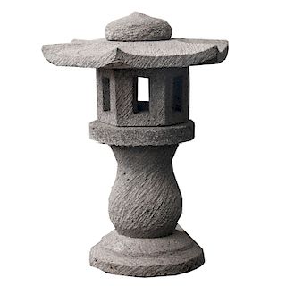 Linterna para jardín. México, siglo XX. Diseño de pagoda japonesa. Talla en cantera gris. A 5 cuerpos. Detalles de conservación.
