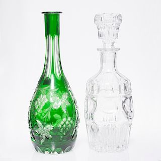 LOTE SIN RESERVA. Lote de 2 licoreras. Siglo XX. Elaboradas en cristal color verde y blanco. Diseños frutales y geométricos.