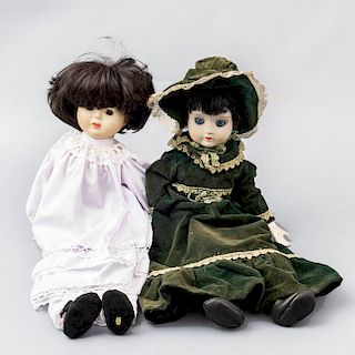 Lote de 2 muñecas. Estados Unidos. Marca Dynasty doll. Elaboradas en porcelana. Vestidas y con peluca.