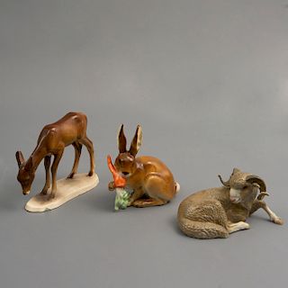 Lote de 3 figuras decorativas. Alemania. SXX. Elaboradas en porcelana. Acabado brillante. Consta de: conejo, carnero y ciervo.
