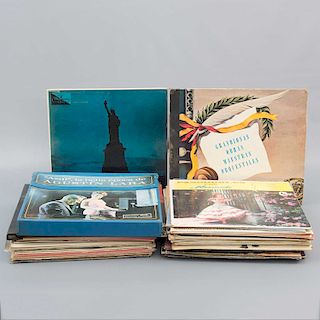 Colección de discos. LaserDisc y LPs. Diferentes películas y géneros musicales. Consta de: Merry Christmas de Bing Crosby  Pzas 390.
