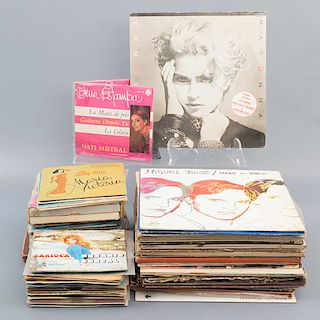 Colección de discos. LaserDisc y LPs. Diferentes géneros musicales. Consta de: Daniela Romo Amor Prohibido Entre otros. 240 pzas aprox.