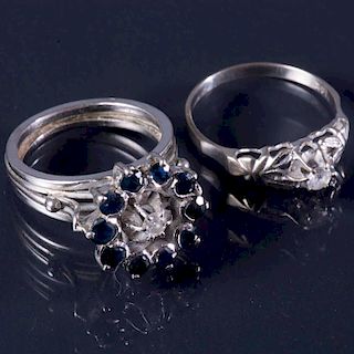 Dos anillos. Elaborados en plata paladio. Decorados con 10 zafiros corte redondo. 1.05ct. 1 diamante corte brillante. 0.10...