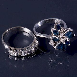 Dos anillos. Elaborados en plata paladio. Decorados con 8 zafiros corte marquís. 1.04ct. 10 acentos de diamantes. Peso: 6....