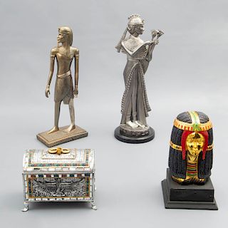 Lote mixto de 4 piezas egipcias. SXX. Origen oriental.  Elaborados en resina plateada y dorada. Decorados con elementos jeroglíficos.