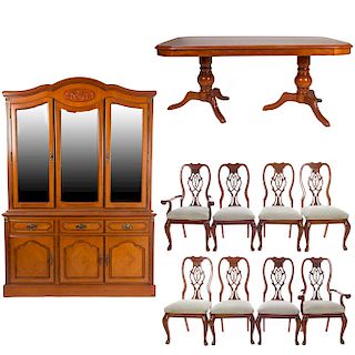 Comedor. Siglo XX. Estilo reina Ana. Elaborado en madera tallada. Consta de: Juego de 6 sillas, 2 sillones, vitrina y mesa.