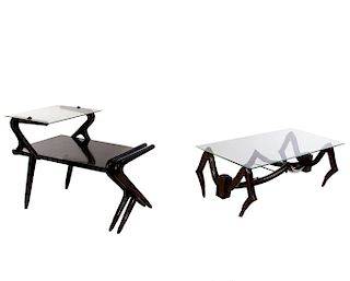 Mesa de centro y mesa lateral. SXX. Estilo modernista. En talla de madera. Con cubiertas de vidrio, chambranas y soportes compuestos.