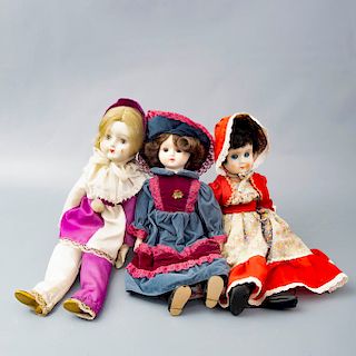LOTE SIN RESERVA. Lote de 3 muñecas. Siglo XX. Elaboradas en porcelana. Pintadas a mano, vestidas y con peluca.