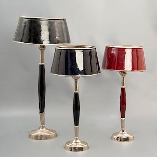 Lote de 3 lámparas de mesa. Siglo XX. Elaboradas en metal plateado. Electrificadas para una luz. Fustes color negro y vino.