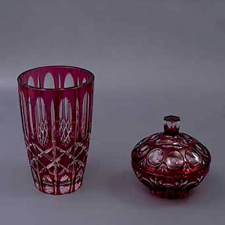 Florero y dulcero. Siglo XX. Elaborados en cristal de Bohemia. Diseño facetado. Decorados con elementos orgánicos.