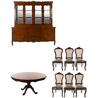 LOTE SIN RESERVA. Comedor. Siglo XX. En talla de madera. Consta de mesa, vitrina y 6 sillas.