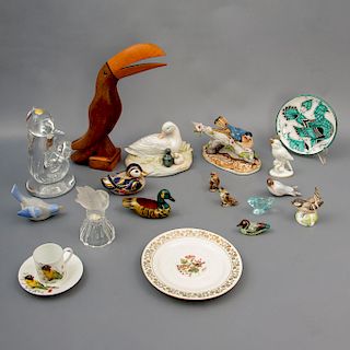 Lote de 19 figuras decorativas. Siglo XX. Elaboradas en diferentes técnicas y materiales. Consta de: campana de servicio, entre otras.