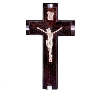 LOTE SIN RESERVA. Crucifijo. Siglo XX. Cristo de acero con inscrustaciones metálicas, con cruz de madera tallada y pulida.