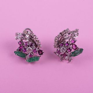 Par de aretes con rubíes, esmeraldas y diamantes en plata paladio.Diseño de racimo con flores de rubíes, hojas de esmeralda y listones.