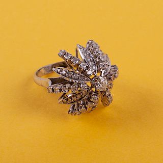 Anillo con diamantes en plata paladio. Diseño floral con diamante corte brillante y diamantes corte 8 x 8 en los pétalos.