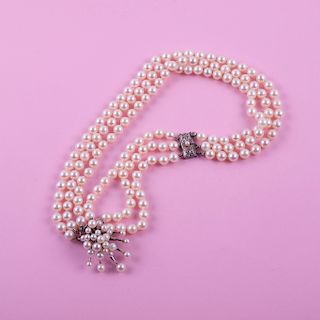 Collar de tres hilos de perlas cultivadas broches uno de ellos con perlas en metal. Medidas de las perlas 4.0 - 7.0 mm aprox. c/u