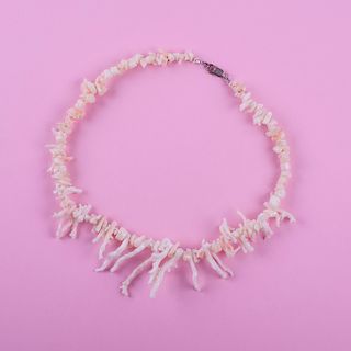 Collar de corales con broche en plata. Collar de un hilo de corales color blanco rosado. Peso: 68.3 g.