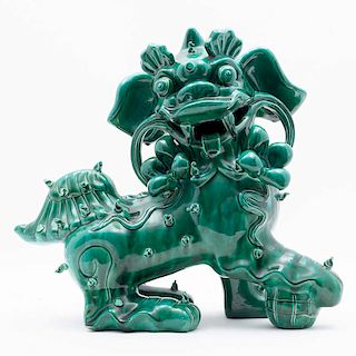 León Fu. Siglo XX. Elaborado en cerámica color verde, acabado malaquita. Detalles de conservación. 45 cm de altura.