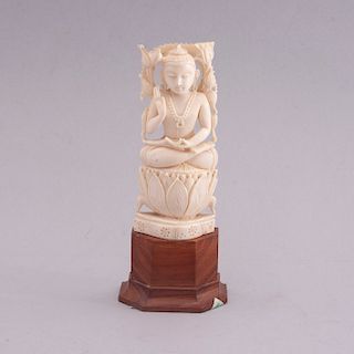 Siddharta Gautama. India, siglo XX. Talla en marfil con base de madera. 10 cm de altura (escultura)