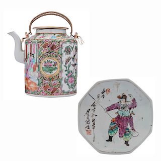 Lote de artículos decorativos. China, siglo XX. Tetera; estilo cantonés familia rosa; Plato, elaborado en porcelana. Piezas: 2.