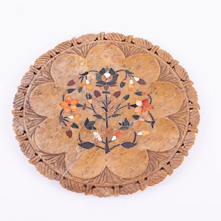 LOTE SIN RESERVA. Plato decorativo. México, siglo XX. Elaborado en piedra laja color café. Decorado a manera de mosaico.