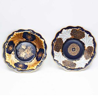 Par de platones decorativos. Alemania, siglo XX. Elaborados en porcelana Echt Weimar Kobalt, acabado brillante. Diseño lobulado.Pzs:2