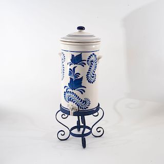 Despachador de agua. México, siglo XX. Elaborado en cerámica acabado brillante con base de solera. Con filtro cerámico de agua interno.
