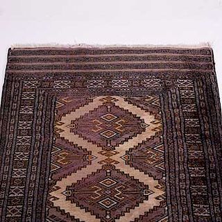 Alfombra de pasillo. Siglo XX. Elaborada en fibras de lana y algodón. Estilo Boukhara. Decorada con motivos geométricos.