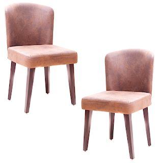 Par de sillas. S. XX. Elaboradas en madera tallada de nogal. De la firma López Morton. Respaldos semicurvos y asientos tapizados.