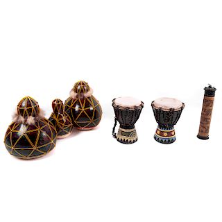 Lote de yembes e incensario. Origen oriental. Siglo XX. Consta de: a) Par de tambores, elaborados en madera tallada y piel.