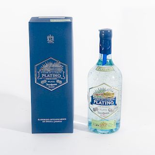 Tequila José Cuervo. Reserva de la Familia, Platino. 100 % de Agave. En estuche. 750 ml.