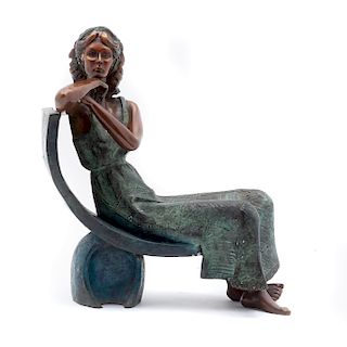 Mujer sentada. Siglo XX. Fundición en bronce patinado. Firmada. R. Cruz. 28 cm de altura.