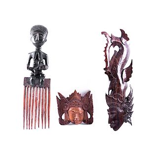 LOTE SIN RESERVA. Lote de 3 figuras decorativas. África, India y Tailandia, siglo XX. Tallas en madera. Peineta con maternindad.