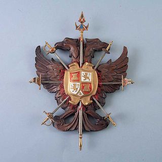 Panoplia de Castilla y León. España, siglo XX. Talla en madera. Decorada con águila bicéfala de Toledo, espadas y alabarda.