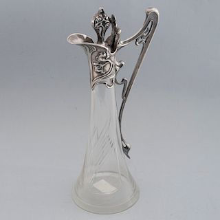 Licorera. Alemania, inicios siglo XX. Estilo Art Nouveau. Elaborada en cristal WMF facetado con aplicaciones de metal plateado.