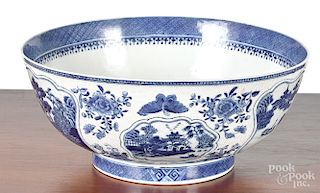 Chinese export porcelain blue Fitzhugh bowl