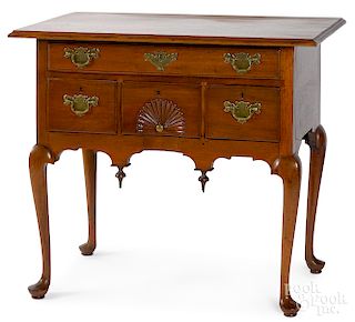 Connecticut Queen Anne walnut dressing table