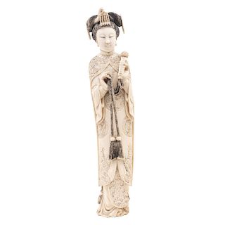 EMPERATRIZ. CHINA, SIGLO XX. Talla en marfil con detalles en tinta. Tocado y ropajes decorados con aves fénix. 29 cm alt.