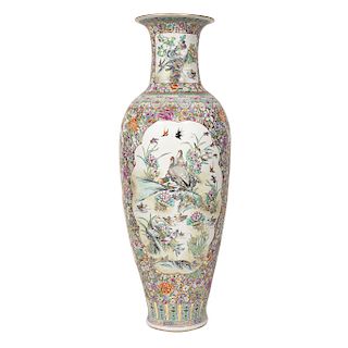 JARRÓN. CHINA, PRINCIPIOS DEL SIGLO XX. Porcelana pintada a mano con decoración estilo FAMILIA ROSA. 157 cm alt.