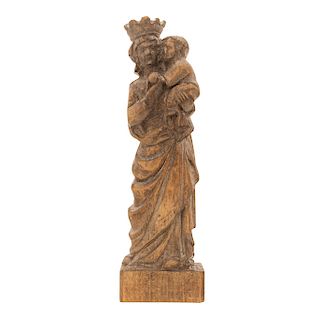 RELICARIO. S.XX. Talla en madera, como figura de la Virgen y el Niño. Sellos de laca al reverso. Cuenta con dos reliquias. 22.5 cm alt.