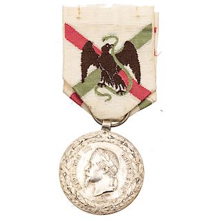 MEDALLA CONMEMORATIVA EXPEDITION DU MEXIQUE. MÉXICO, 1862-1863. Fundición en plata. Con listón de seda con un águila.